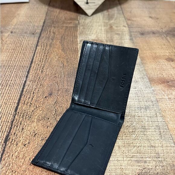Fossil black leather bifold wallet 
Pre owned good - Picture 10 of 10